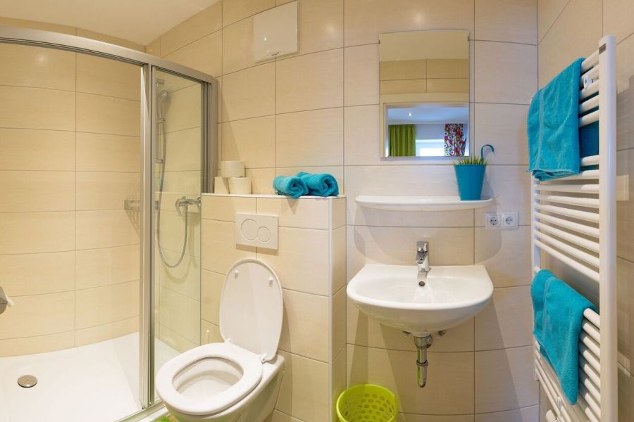 Badezimmer mit Dusche im Ferienhaus Haus Hannah